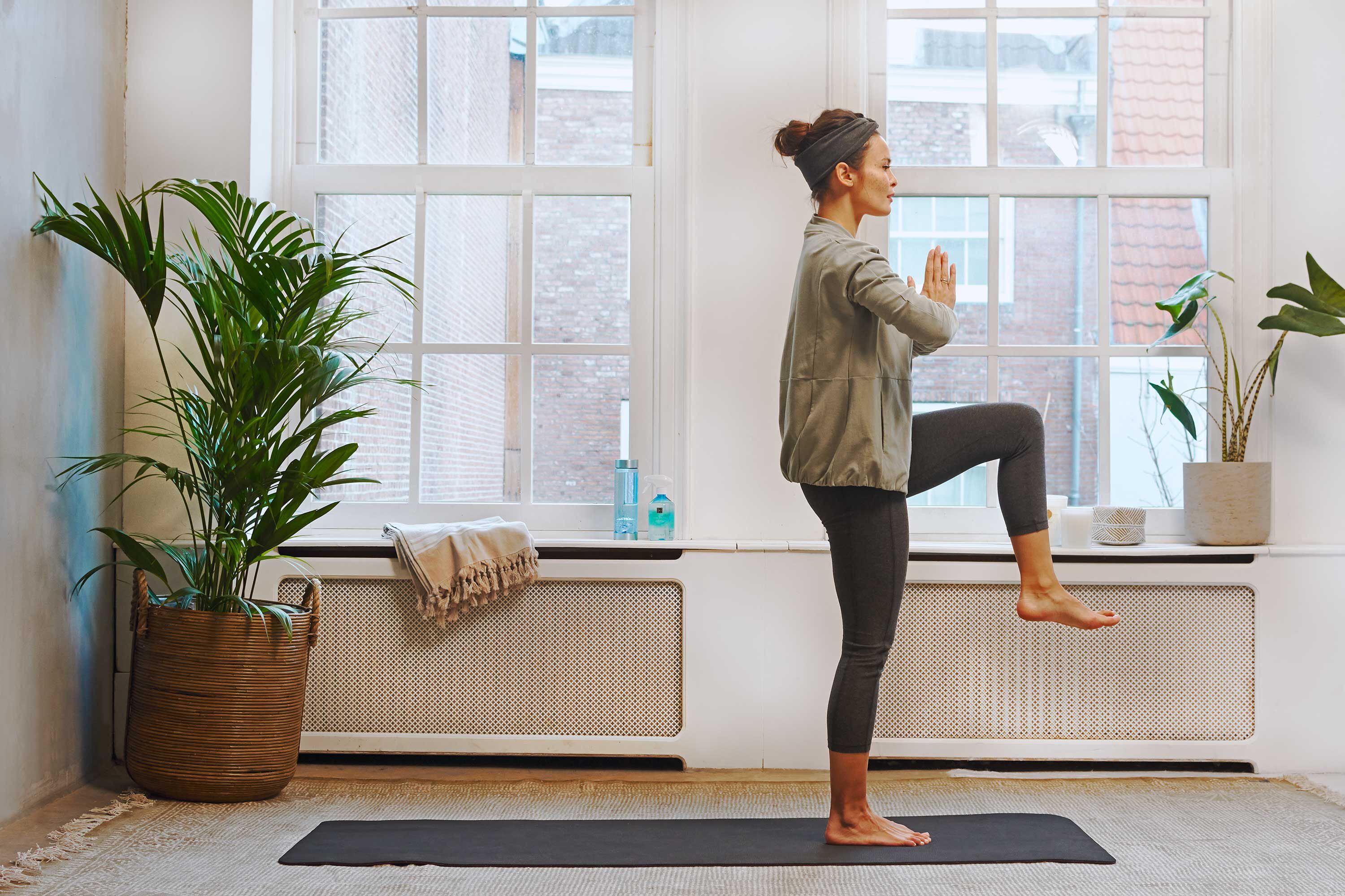 /Magazine/2018-05-27_Warm-Up-and-Unwind-Before-Your-Run-with-this-Yoga-Sequence.jpg