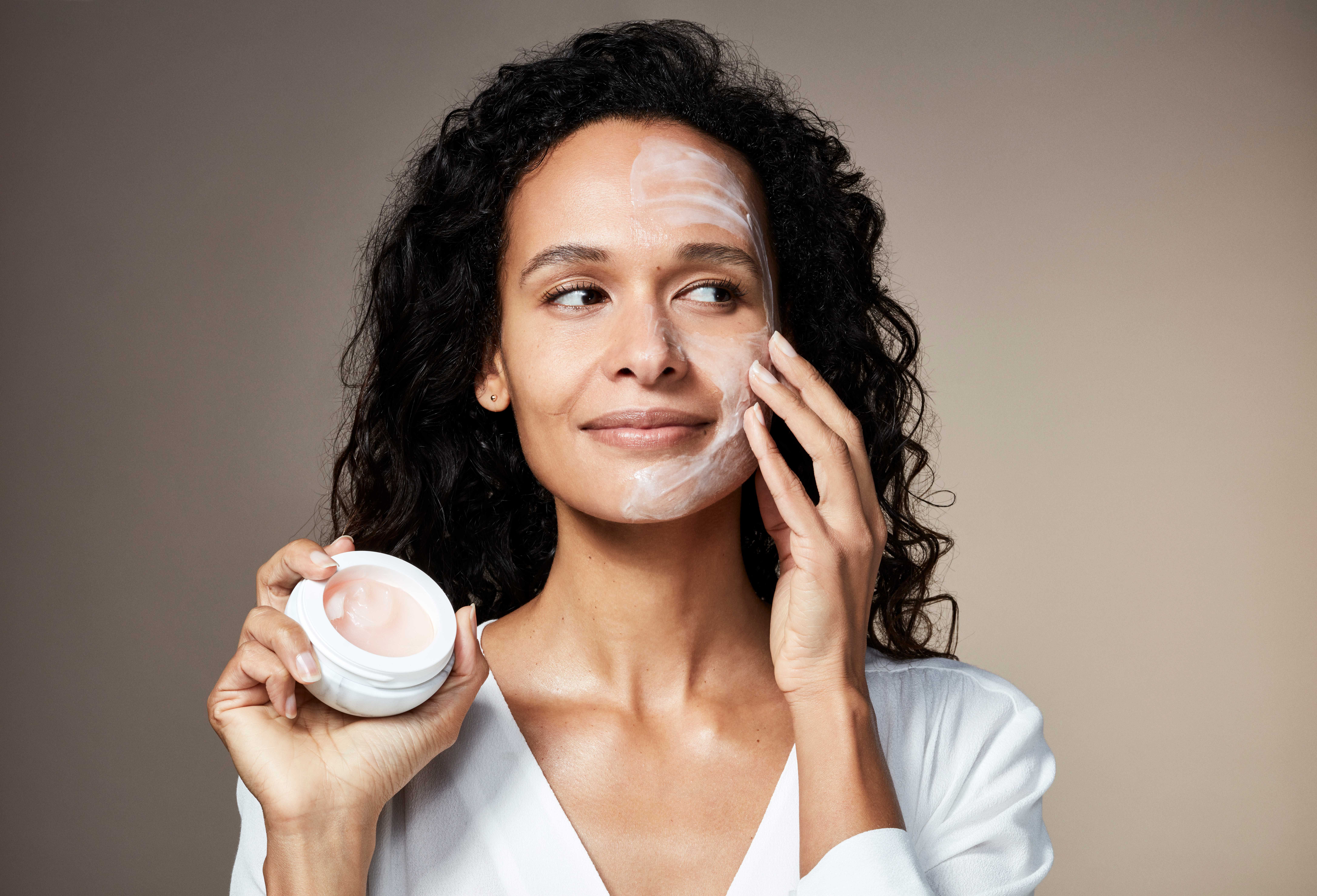 /Magazine/2019/namaste/2019-03-11_How-to-Build-a-Skincare-Routine_-Tips-from-Our-Expert-(header).jpg
