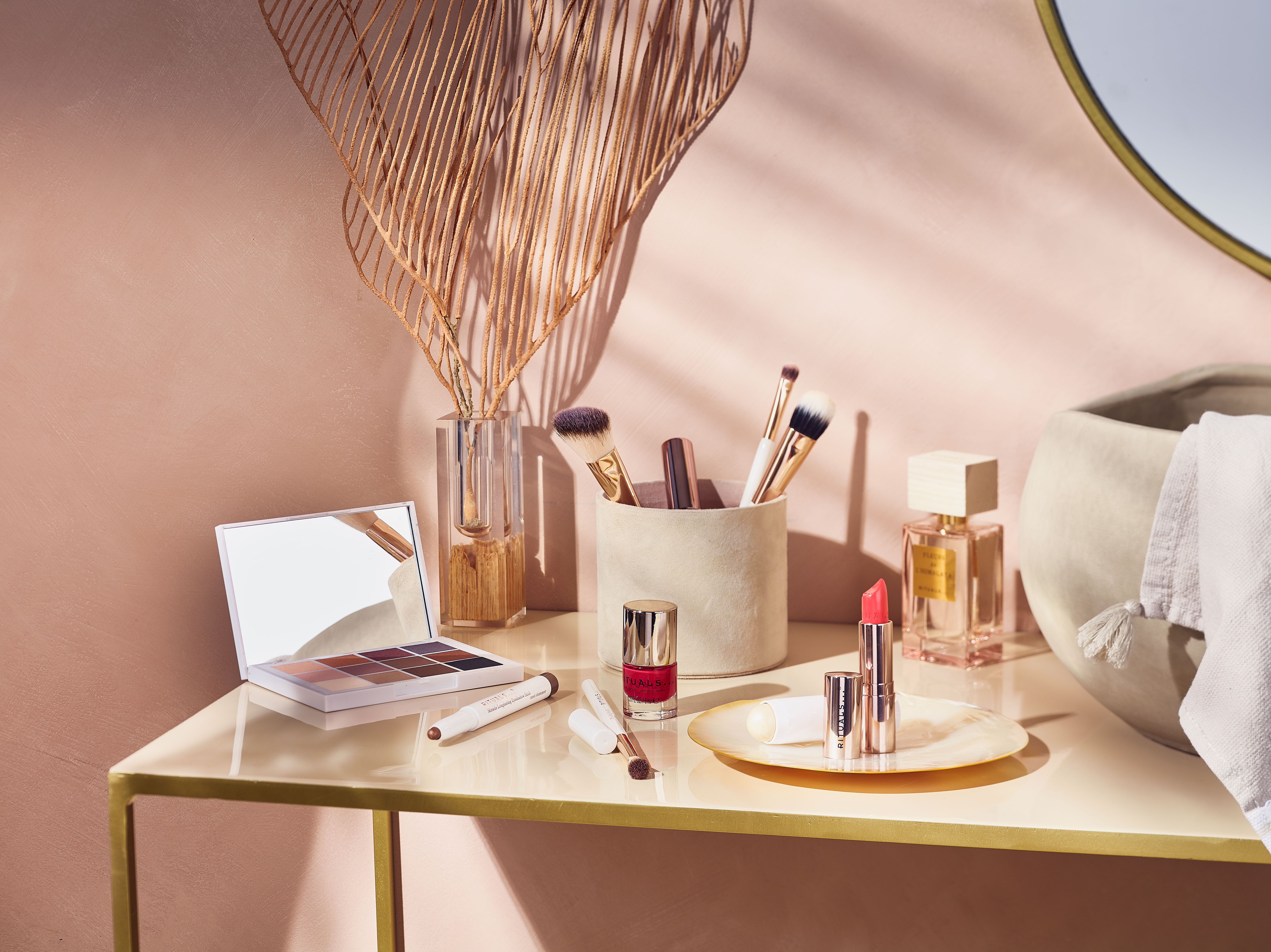 /Magazine/2019/slow-down-june/2019-07-08_9-Summer-Makeup-Tips-These-Makeup-Artists-Swear-By-(header).jpg